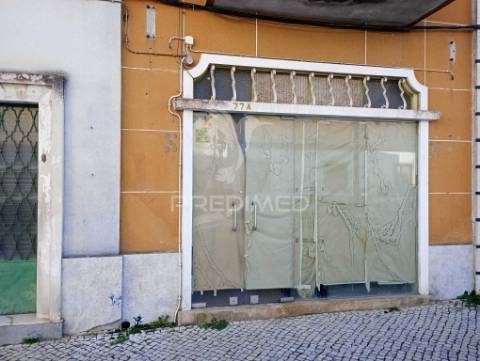 Prédio composto de uma loja e 2 apartamentos