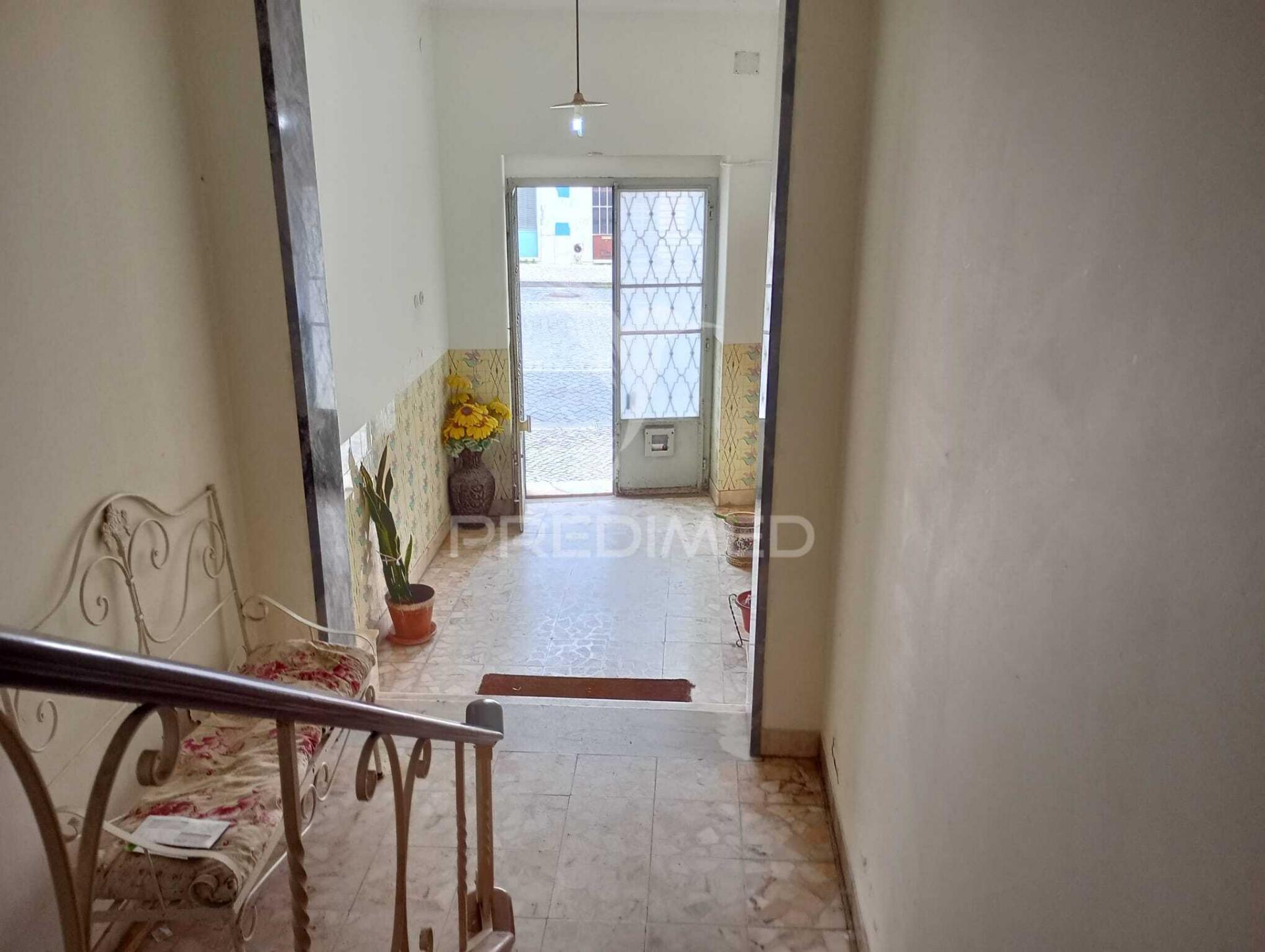 Prédio composto de uma loja e 2 apartamentos