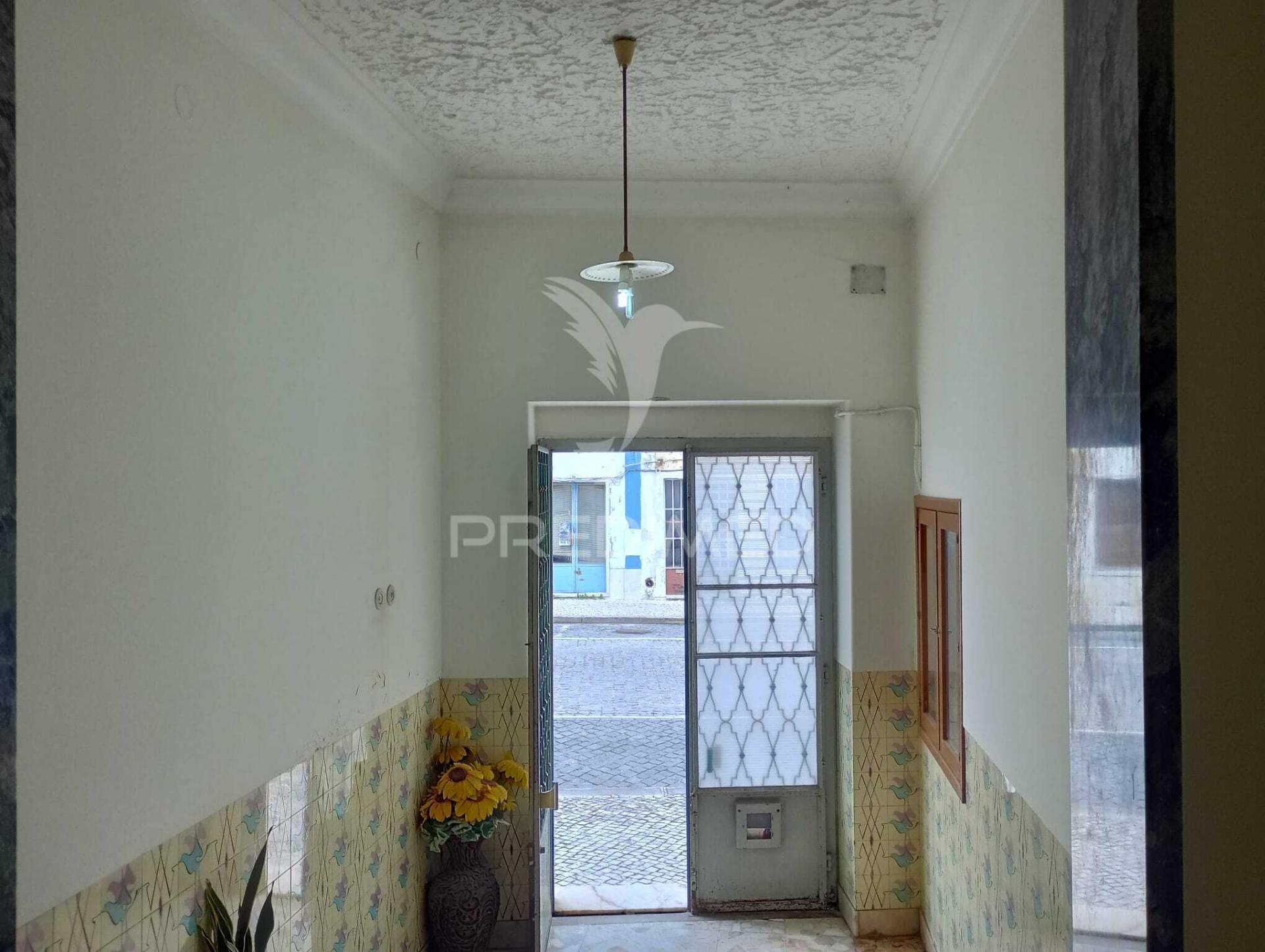 Prédio composto de uma loja e 2 apartamentos