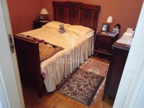 Prédio composto de uma loja e 2 apartamentos