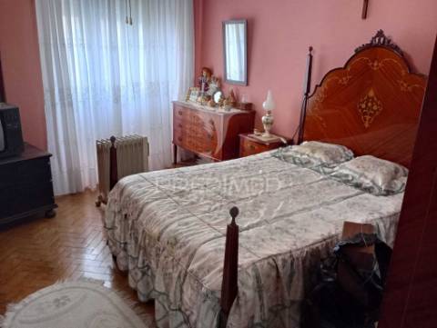 Prédio composto de uma loja e 2 apartamentos