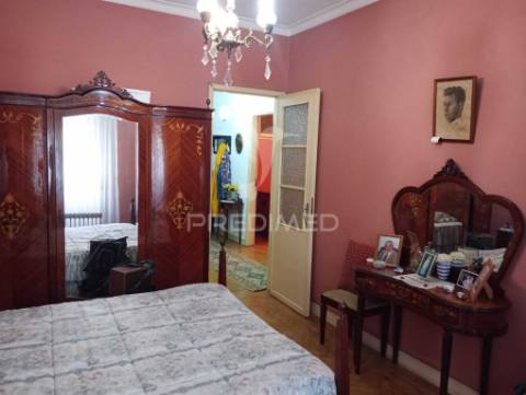 Prédio composto de uma loja e 2 apartamentos