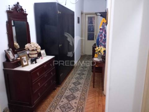 Prédio composto de uma loja e 2 apartamentos