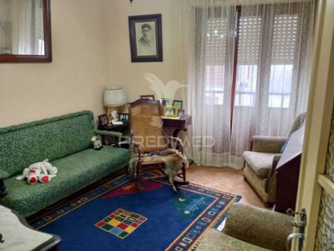 Prédio composto de uma loja e 2 apartamentos