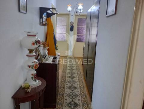 Prédio composto de uma loja e 2 apartamentos