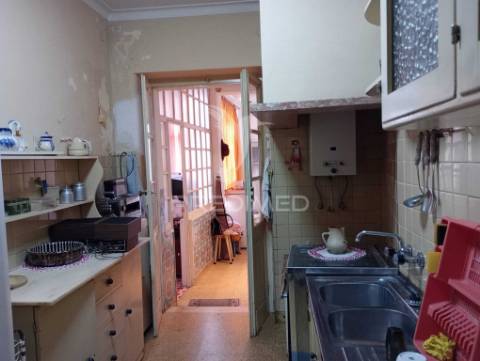 Prédio composto de uma loja e 2 apartamentos