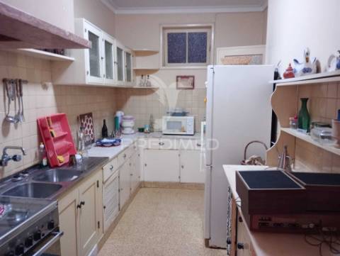 Prédio composto de uma loja e 2 apartamentos