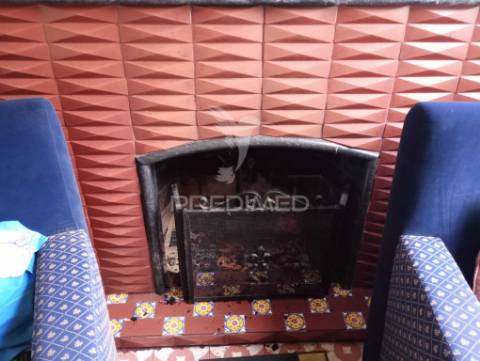 Prédio composto de uma loja e 2 apartamentos