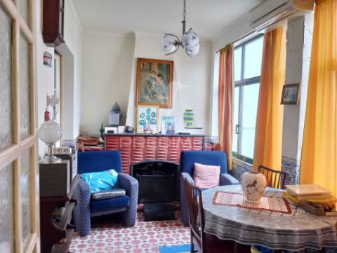 Prédio composto de uma loja e 2 apartamentos