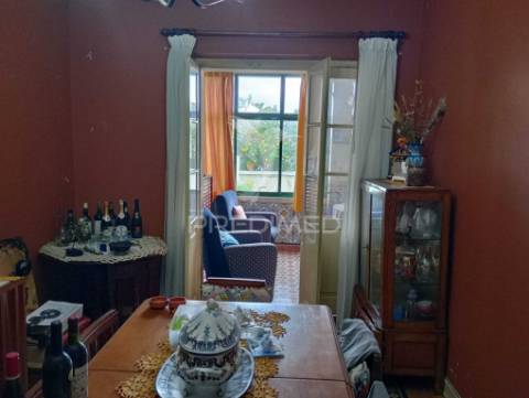 Prédio composto de uma loja e 2 apartamentos