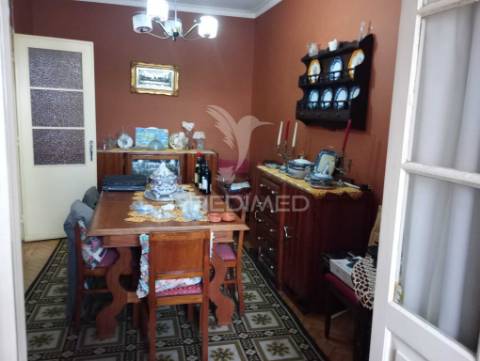 Prédio composto de uma loja e 2 apartamentos