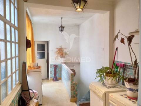 Prédio composto de uma loja e 2 apartamentos