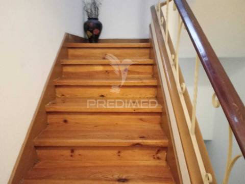 Prédio composto de uma loja e 2 apartamentos