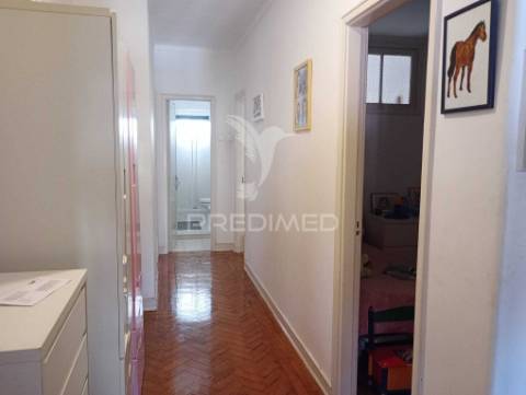 Prédio composto de uma loja e 2 apartamentos