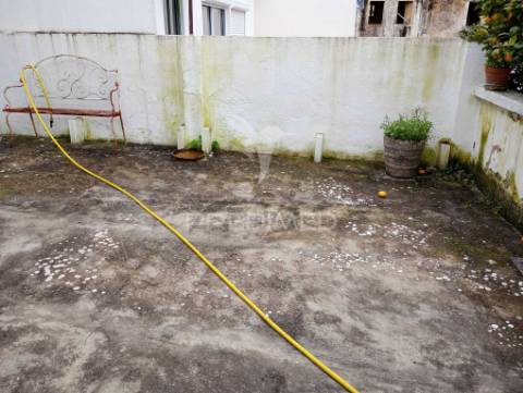 Prédio composto de uma loja e 2 apartamentos