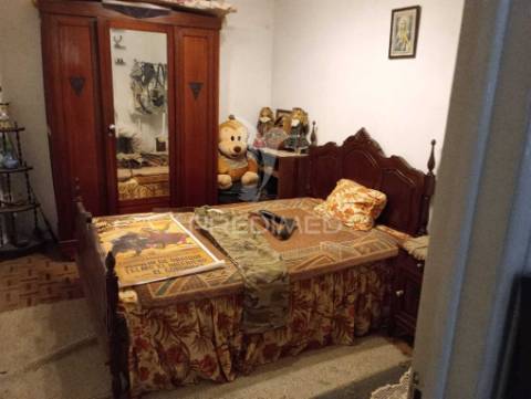 Prédio composto de uma loja e 2 apartamentos