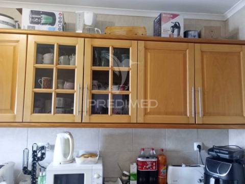 Prédio composto de uma loja e 2 apartamentos