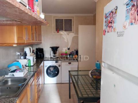 Prédio composto de uma loja e 2 apartamentos