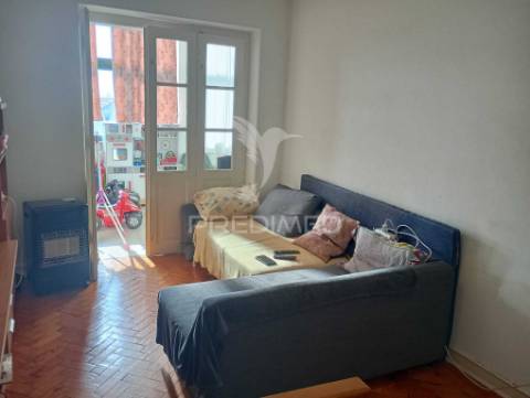 Prédio composto de uma loja e 2 apartamentos