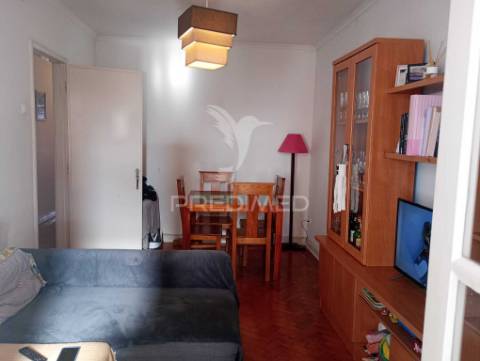 Prédio composto de uma loja e 2 apartamentos