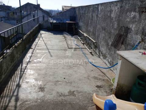 Prédio composto de uma loja e 2 apartamentos