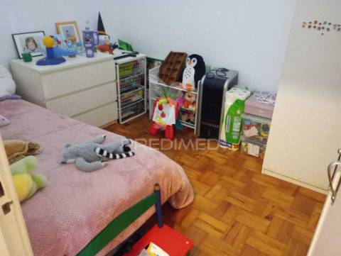 Prédio composto de uma loja e 2 apartamentos