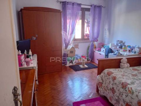 Prédio composto de uma loja e 2 apartamentos