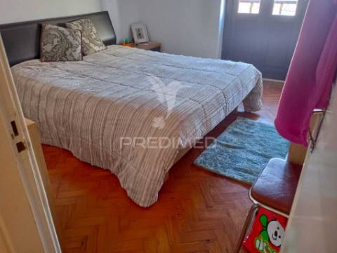 Prédio composto de uma loja e 2 apartamentos
