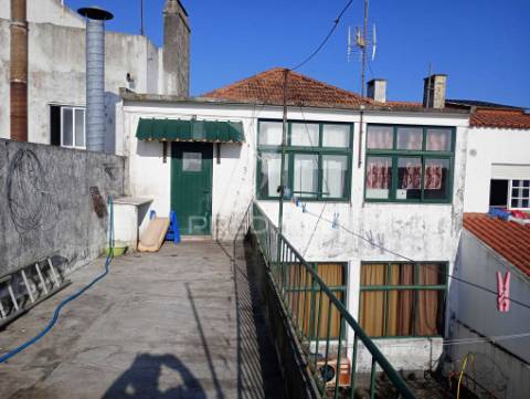 Prédio composto de uma loja e 2 apartamentos