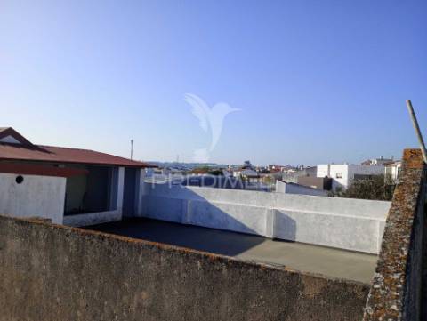 Prédio composto de uma loja e 2 apartamentos