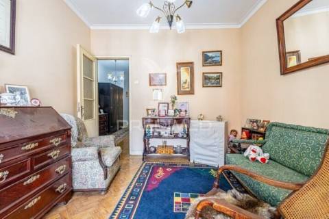 Prédio composto de uma loja e 2 apartamentos