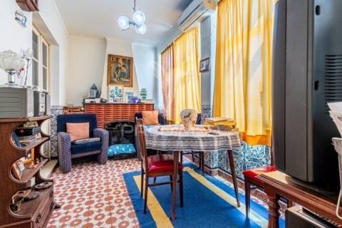 Prédio composto de uma loja e 2 apartamentos