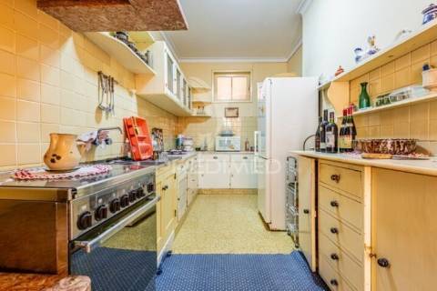 Prédio composto de uma loja e 2 apartamentos