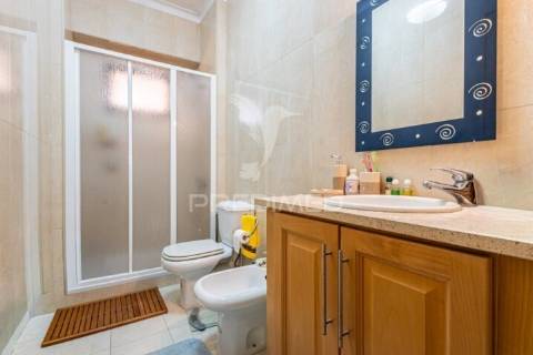 Prédio composto de uma loja e 2 apartamentos