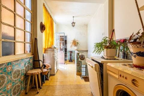 Prédio composto de uma loja e 2 apartamentos