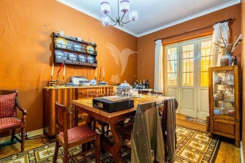Prédio composto de uma loja e 2 apartamentos