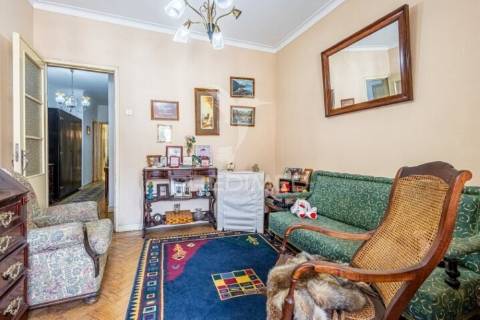 Prédio composto de uma loja e 2 apartamentos