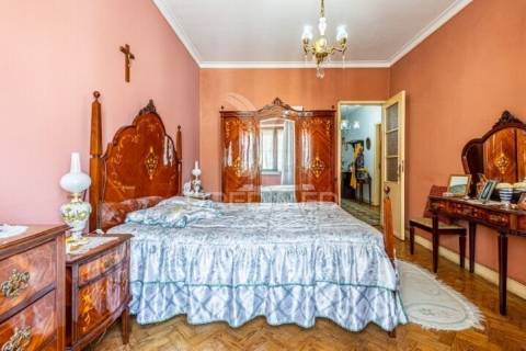 Prédio composto de uma loja e 2 apartamentos