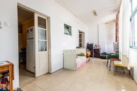 Prédio composto de uma loja e 2 apartamentos