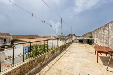 Prédio composto de uma loja e 2 apartamentos