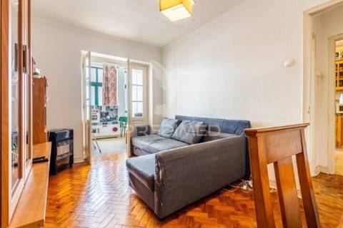 Prédio composto de uma loja e 2 apartamentos