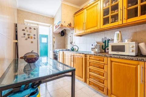 Prédio composto de uma loja e 2 apartamentos