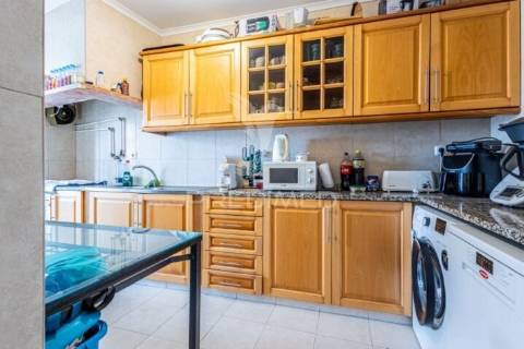 Prédio composto de uma loja e 2 apartamentos