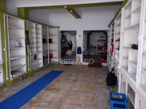 Prédio composto de uma loja e 2 apartamentos
