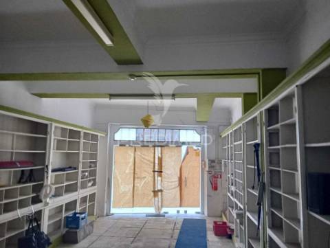 Prédio composto de uma loja e 2 apartamentos