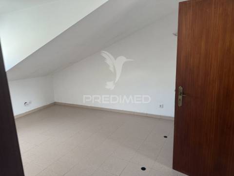 T3 com terraço e loja - arruda dos vinhos