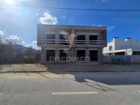 Moradia gem. t4, c/3 suites e piscina, em fernão ferro