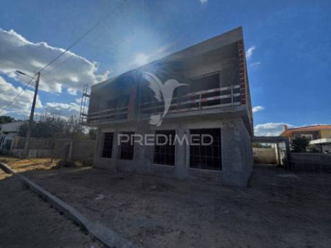 Moradia gem. t4, c/3 suites e piscina, em fernão ferro