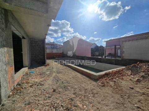 Moradia gem. t4, c/3 suites e piscina, em fernão ferro