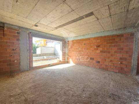 Moradia gem. t4, c/3 suites e piscina, em fernão ferro